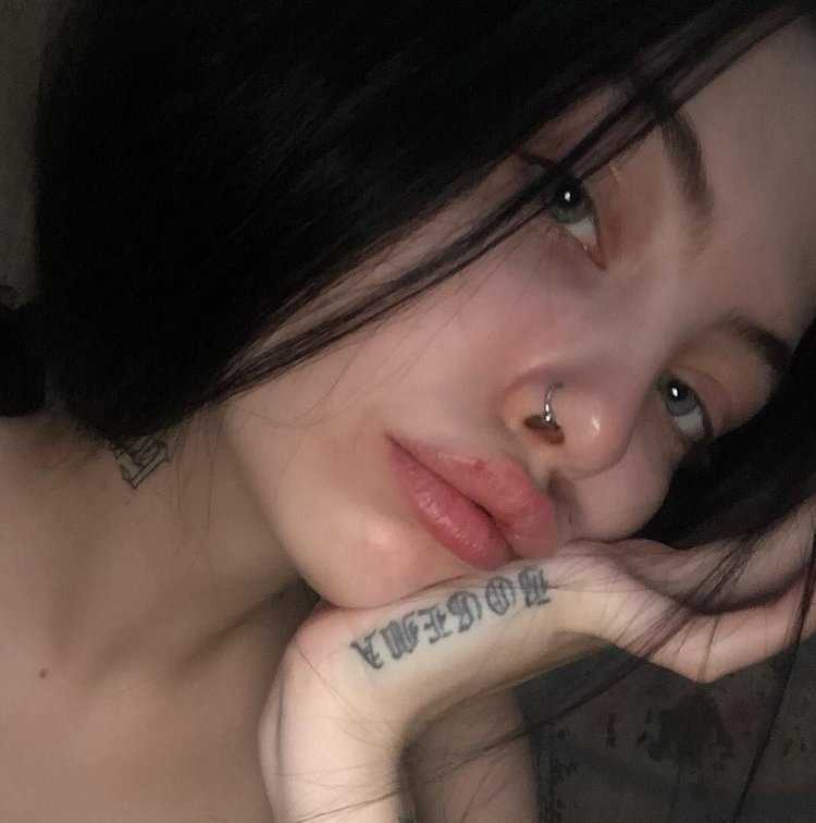 Брюнетка пирсинг нос