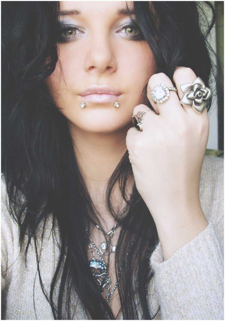 Модель американская брюнетка с пирсингом на щеках