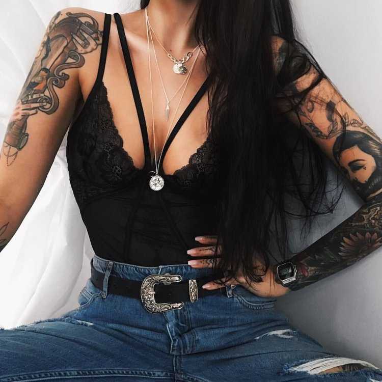 Брюнетка с тату