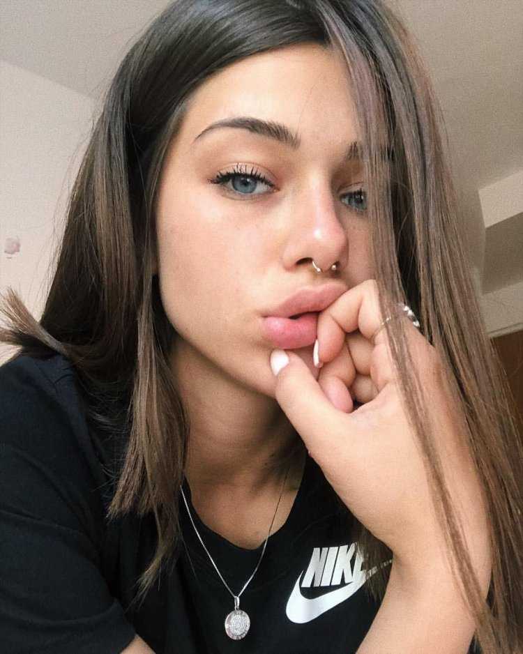 Селфи с языком девушки