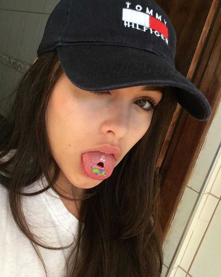 Проколотый язык у девушки селфи