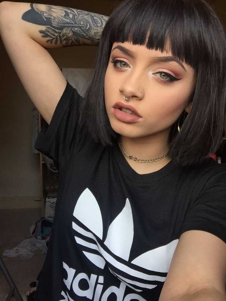 Девушки с каре и челкой