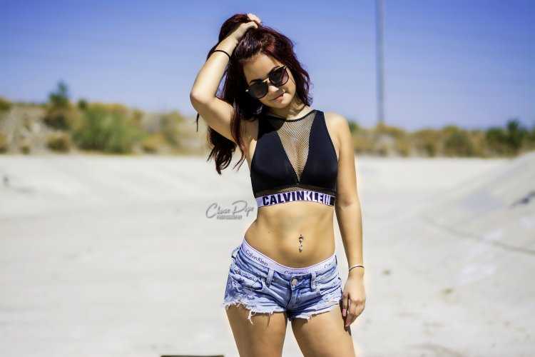 Брюнетки с пирсингом в пупке