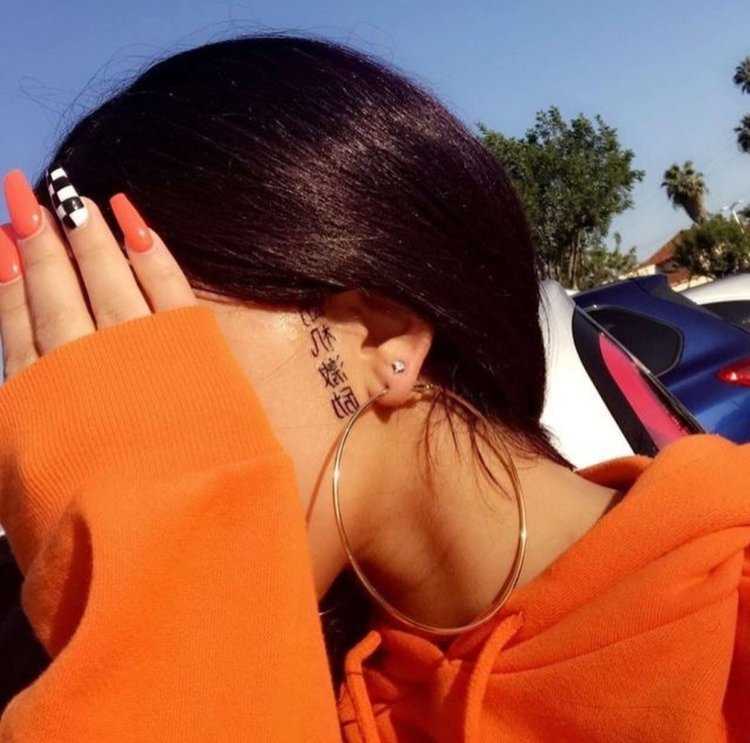 Брюнетка с оранжевыми ногтями без лица