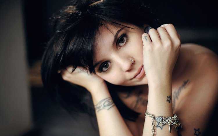 Девушка брюнетка с пирсингом