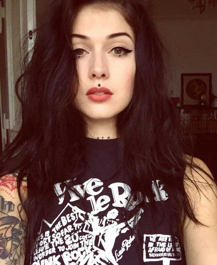 Девушка с пирсингом брюнетка13