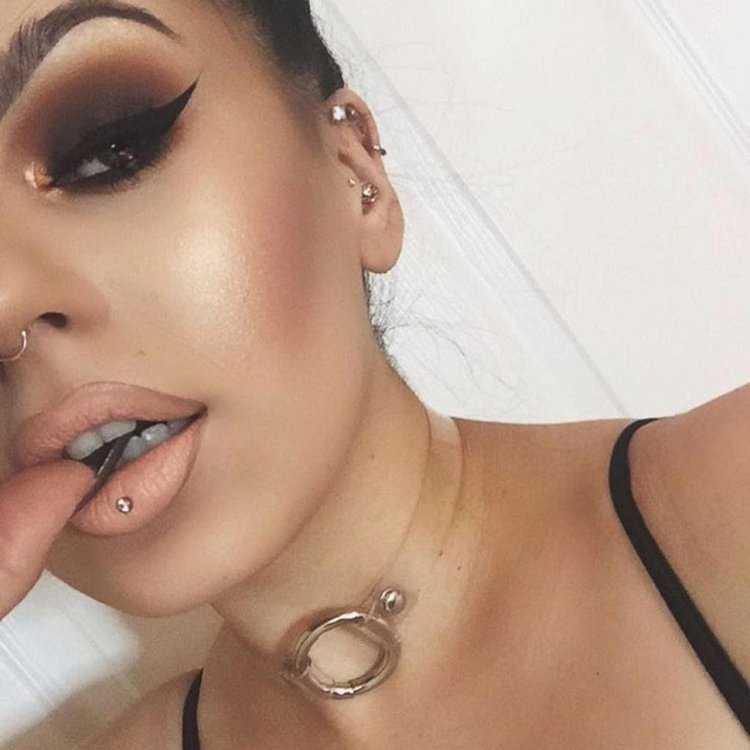 Пирсинг над верхней губой