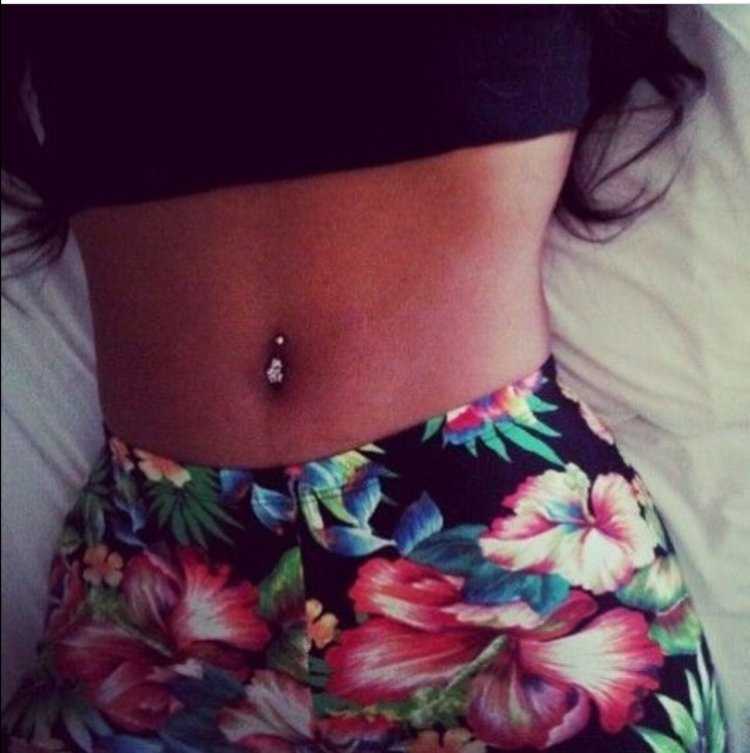 Брюнетки с пирсингом в пупке