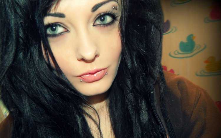 Красивая девушка брюнетка с пирсингом