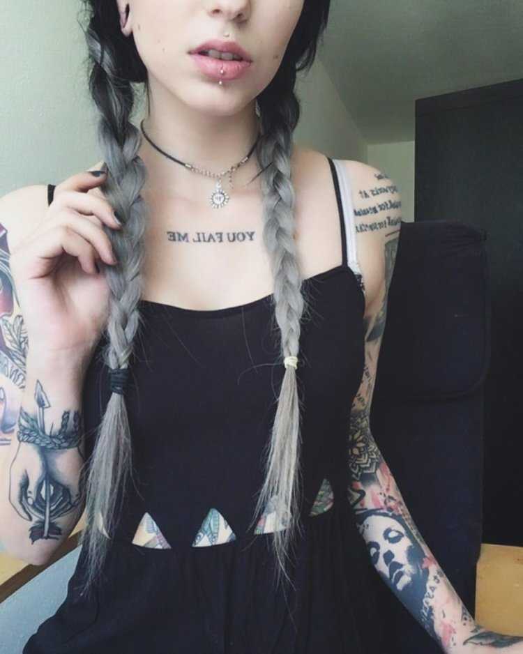 Девушка с чокером и пирсингом