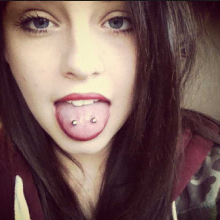Красивый пирсинг языка у девушек