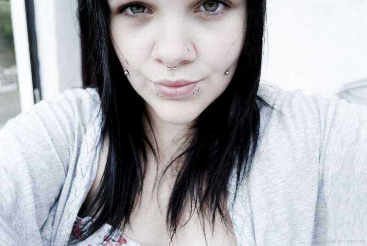 Девушка с пирсингом брюнетка56