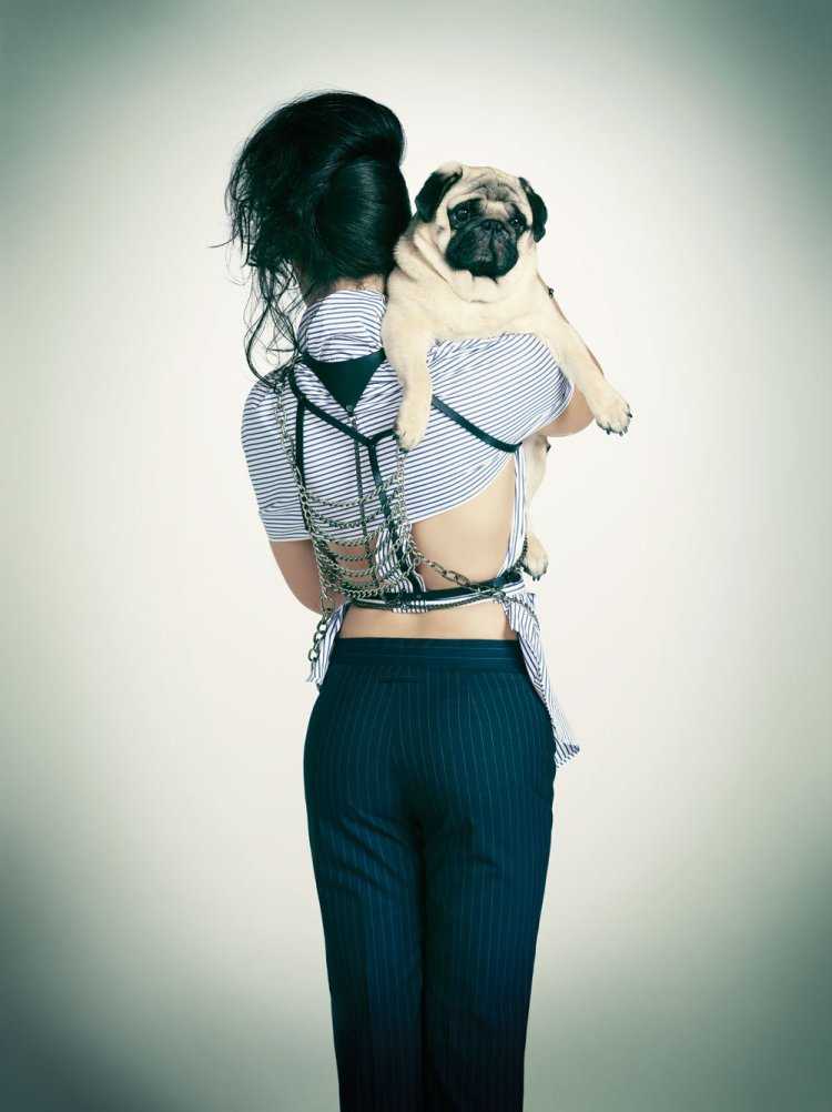 Девушка с мопсом