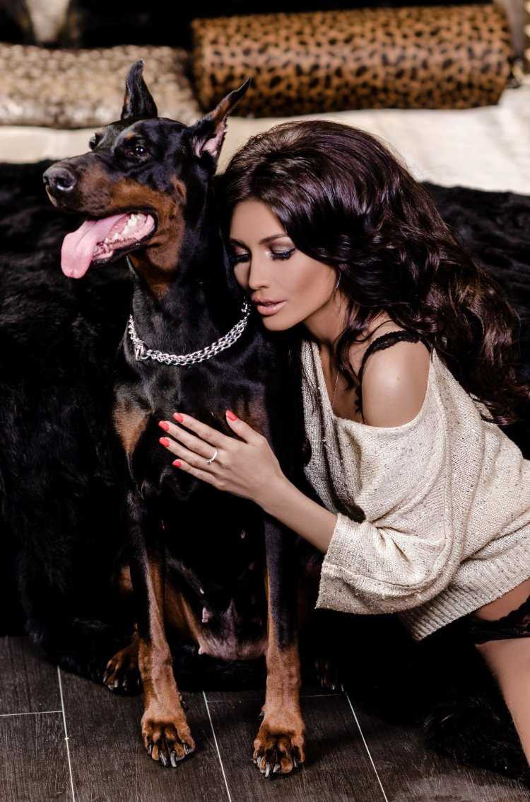 Модель Йована Вентура с доберманом