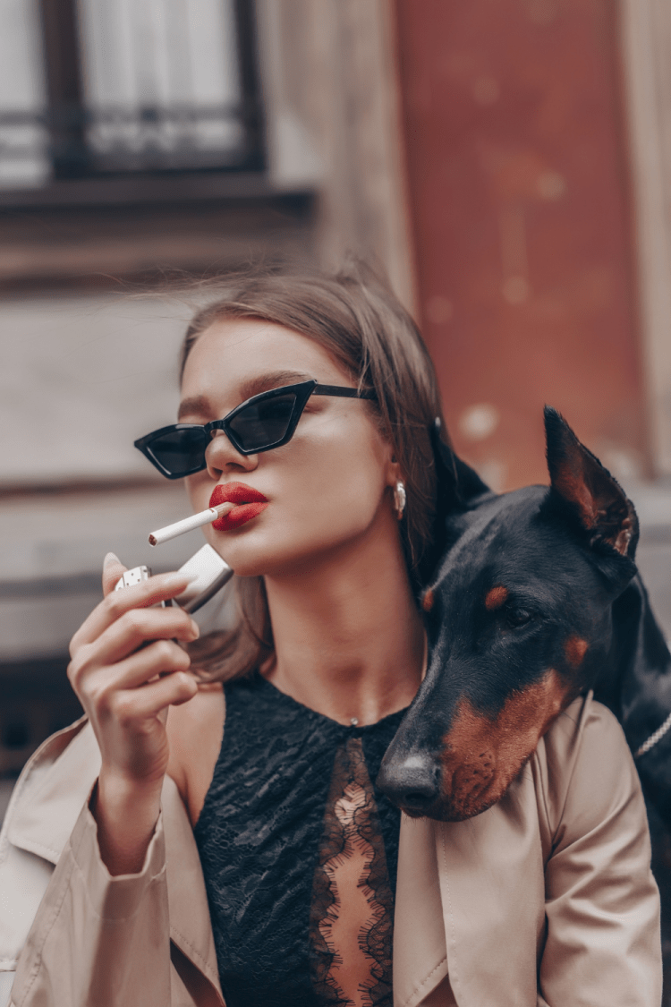 Йована Вентура с доберманом