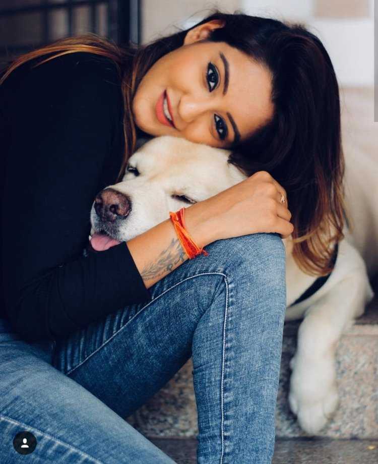 Девушка с собакой на руках