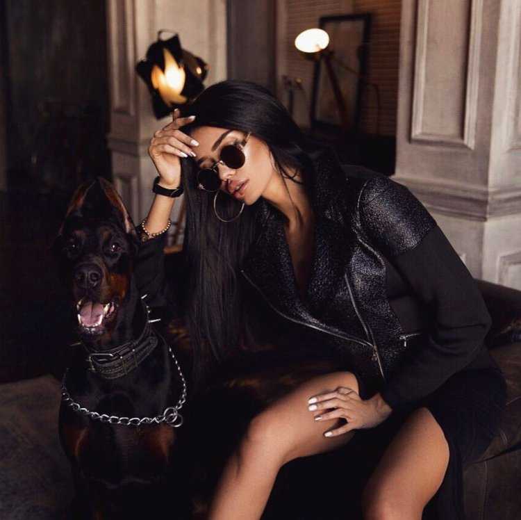 Зои Дойч с доберманом