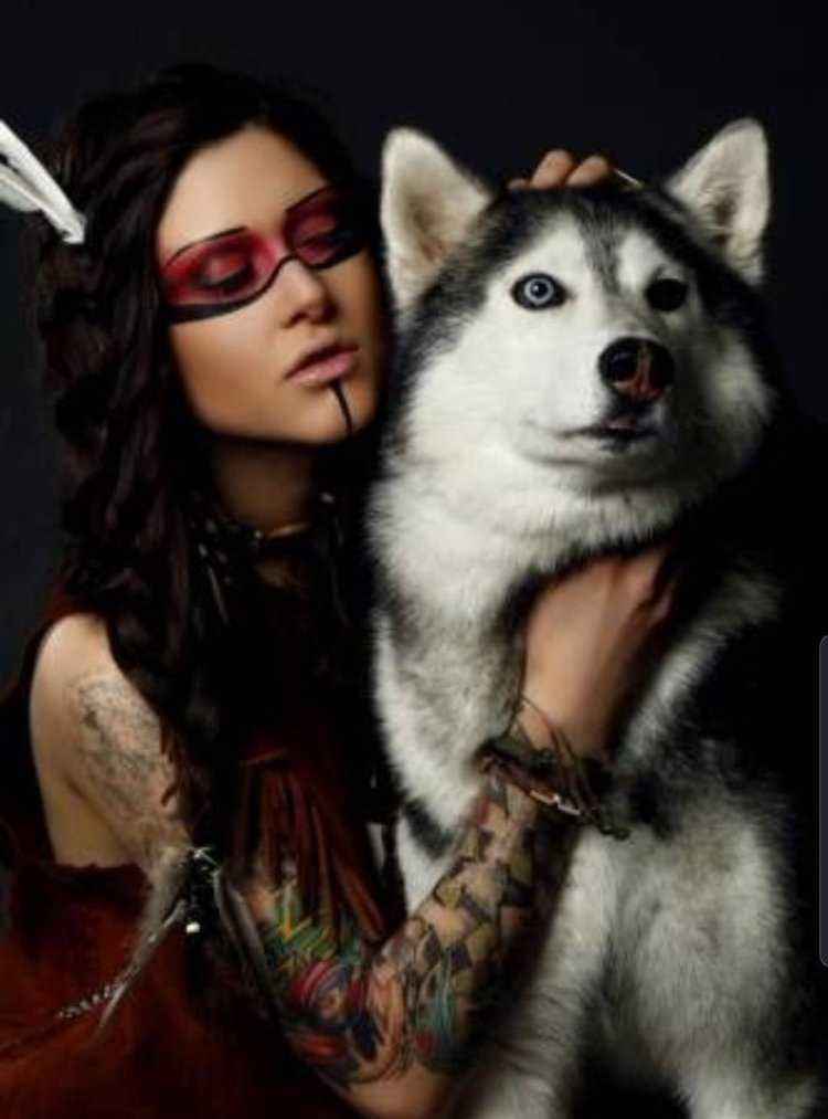 Красивая брюнетка с волком