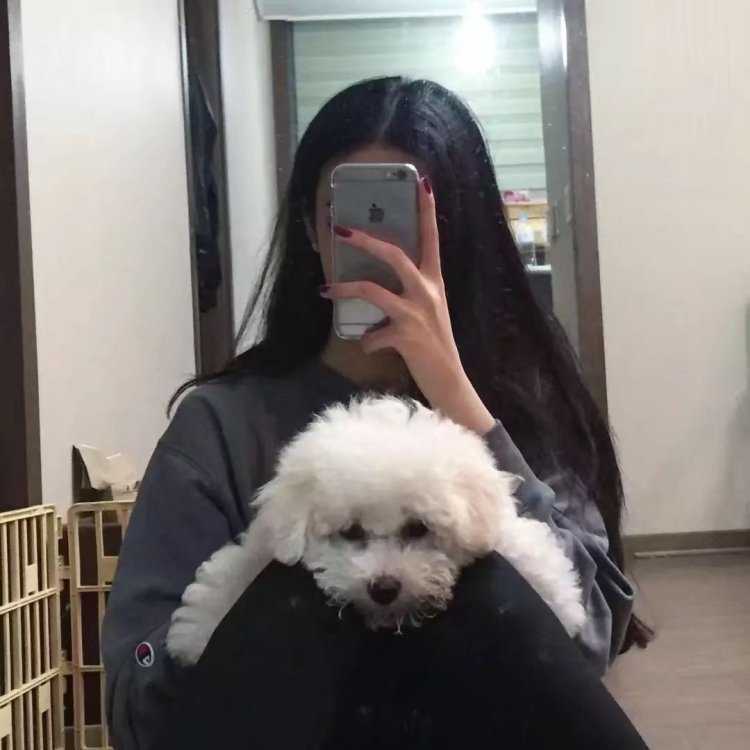 Кореянка с собачкой