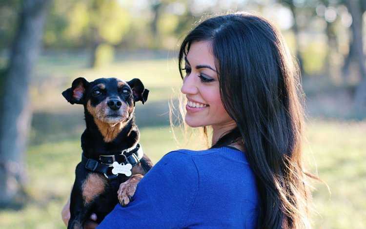 Брюнетка с собачкой