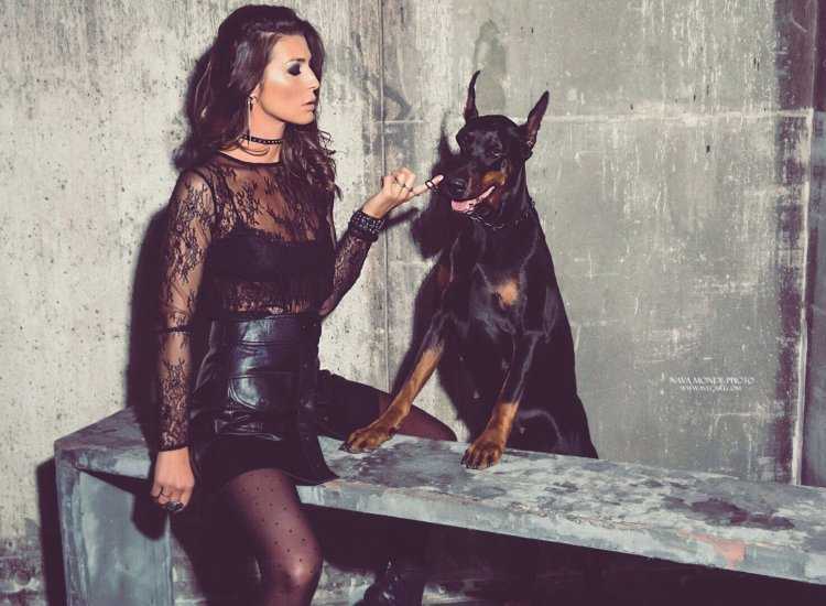 Йована Вентура с доберманом