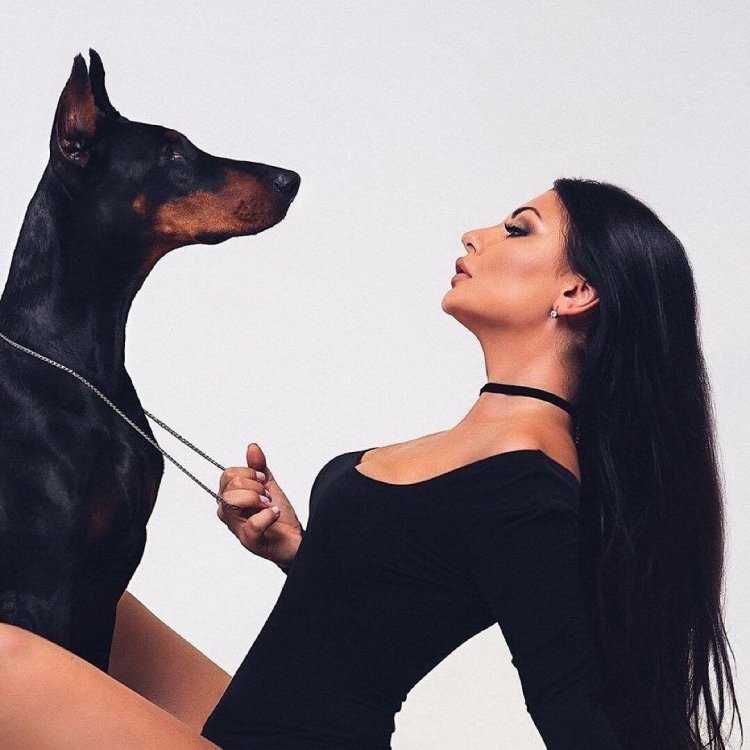 Девушка с доберманом