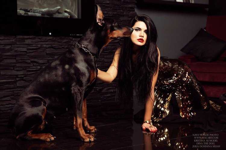 Дина Исаева с доберманом