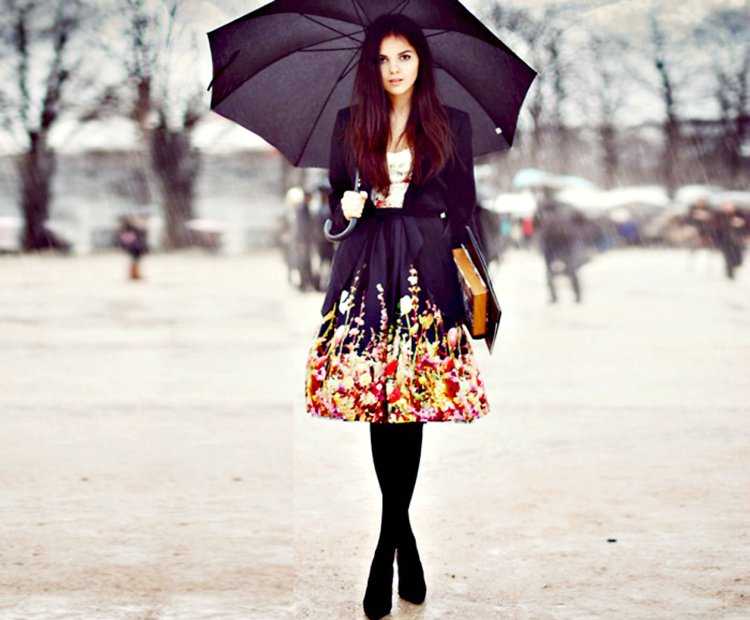 Девушка с зонтом брюнетка36