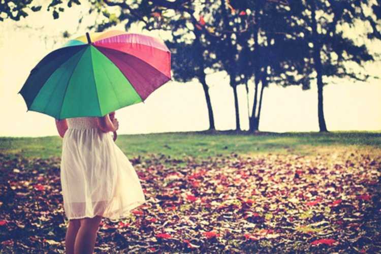 Девушка с зонтом летом