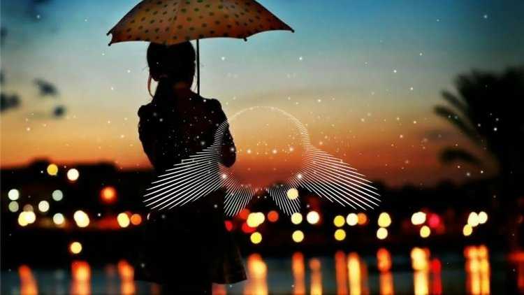 Девушка с зонтом со спины