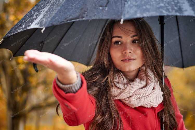 Девушка в красной куртке с зонтом заброшенном городе зимнем картинка