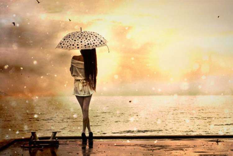 Девушка с зонтиком со спины