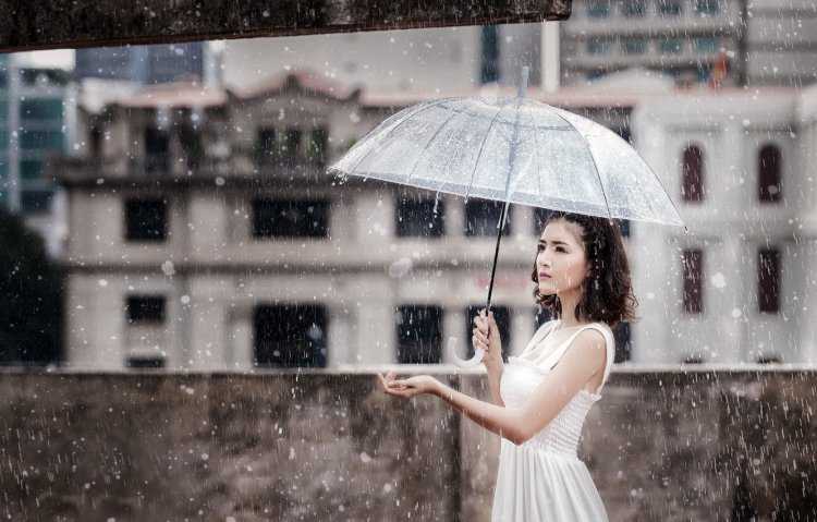 Девушка с зонтом под дождем