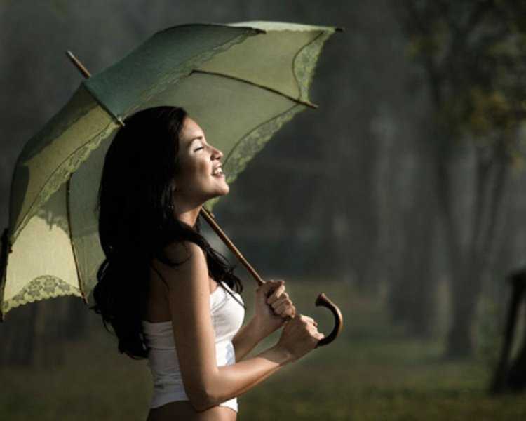 Девушка с зеленым зонтом