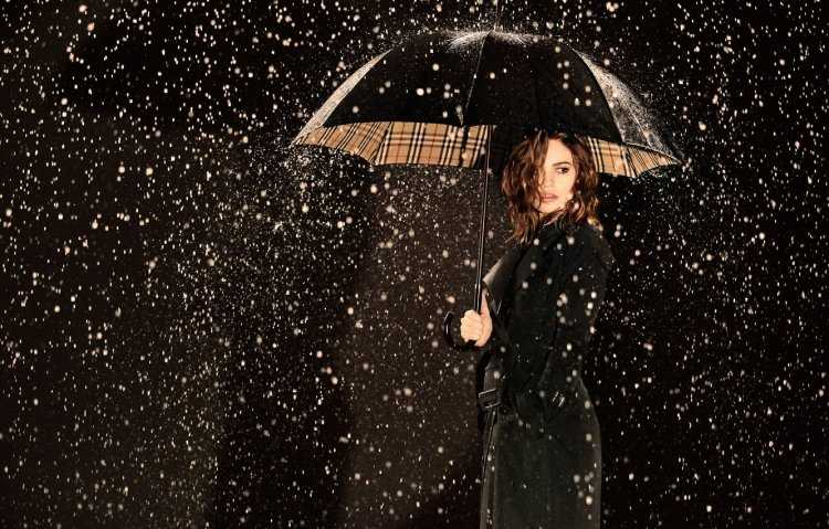 Девушка с зонтом брюнетка40