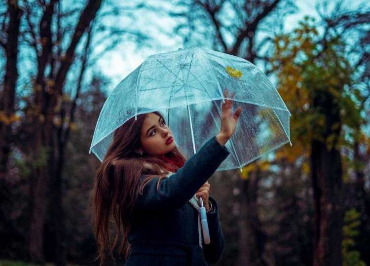 Девушка с зонтом брюнетка24