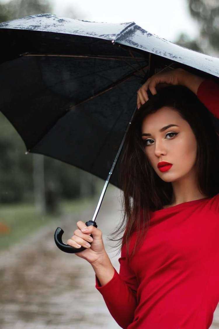 Красивая девушка с зонтом