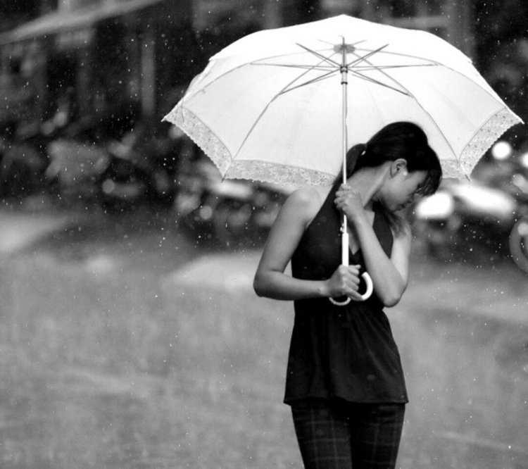 Девушка с белым зонтом