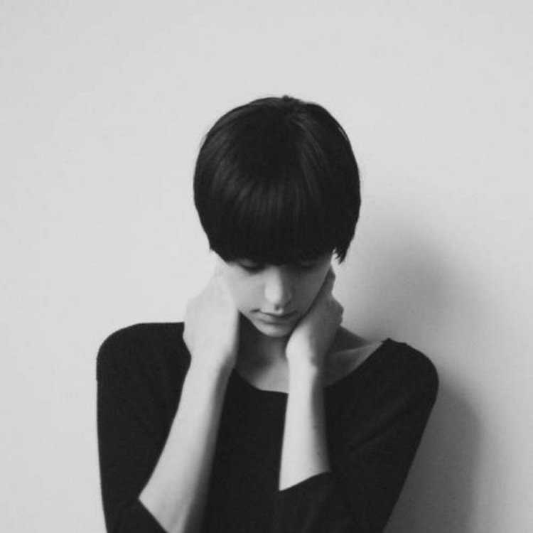 Девушка с короткими черными волосами