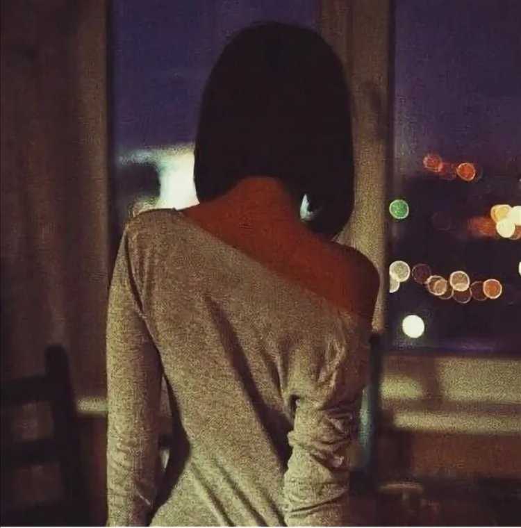 Брюнетка с каре со спины