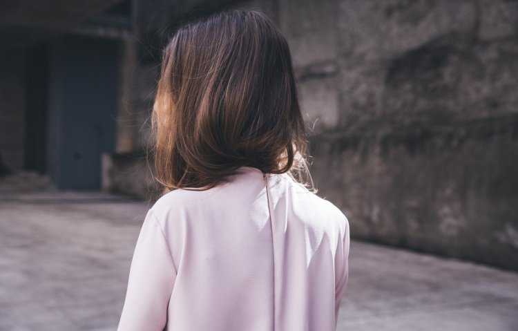 Девушка с короткими волосами со спины