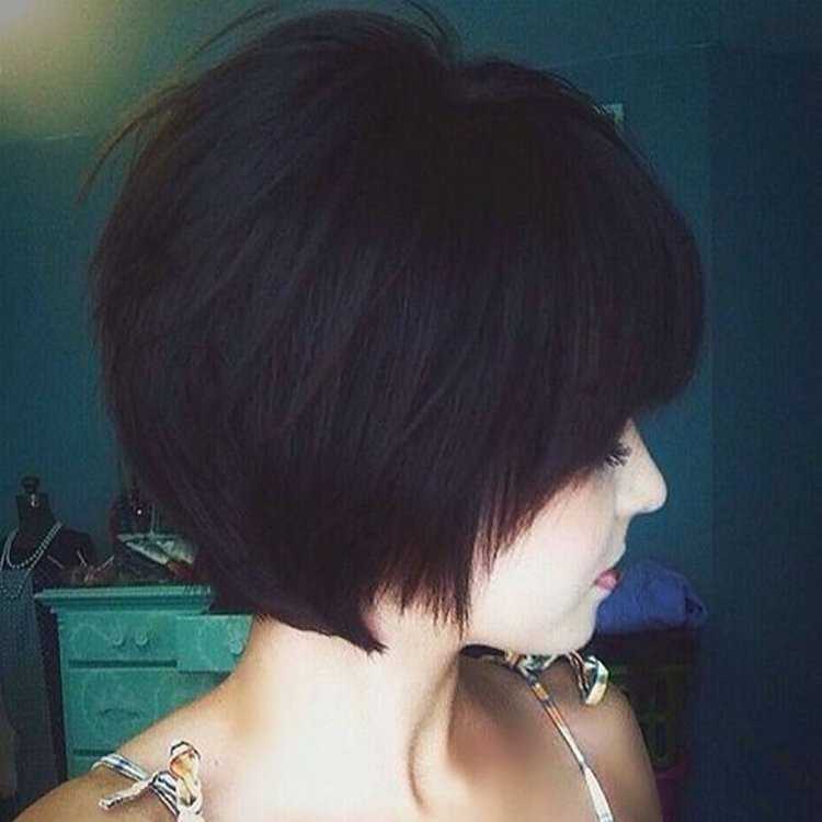 Брюнетка с Боб каре со спины