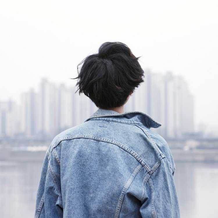 Девушка с короткими волосами со спины