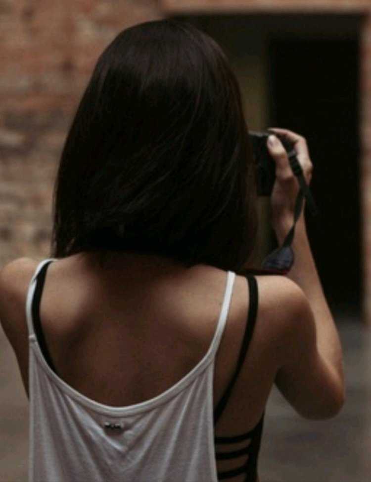 Девушка с каре со спины