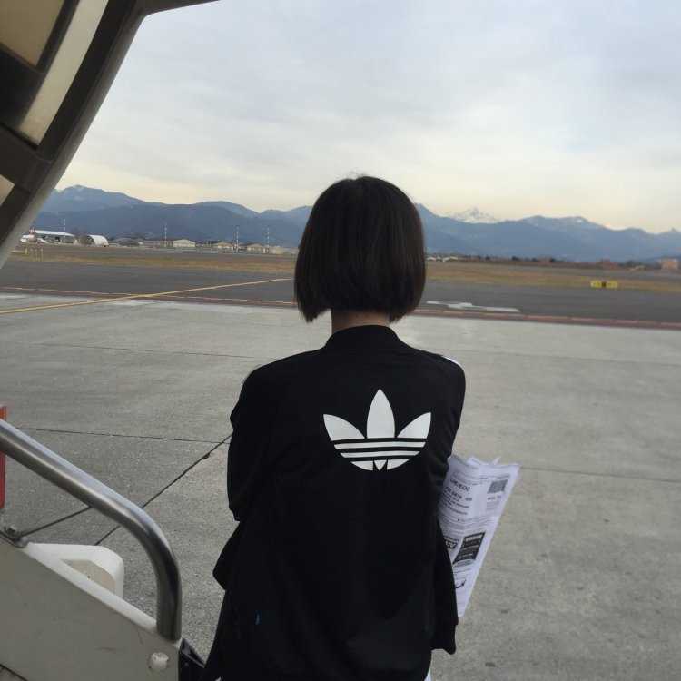 Девушка с каре со спины