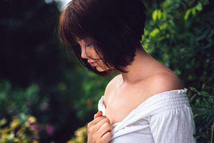 Девушка с каре плачет