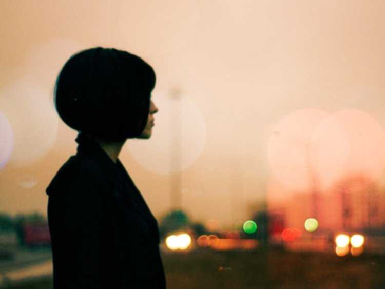 Девушка с каре со спины