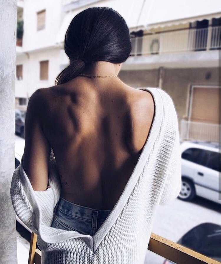 Брюнетка с короткими волосами со спины