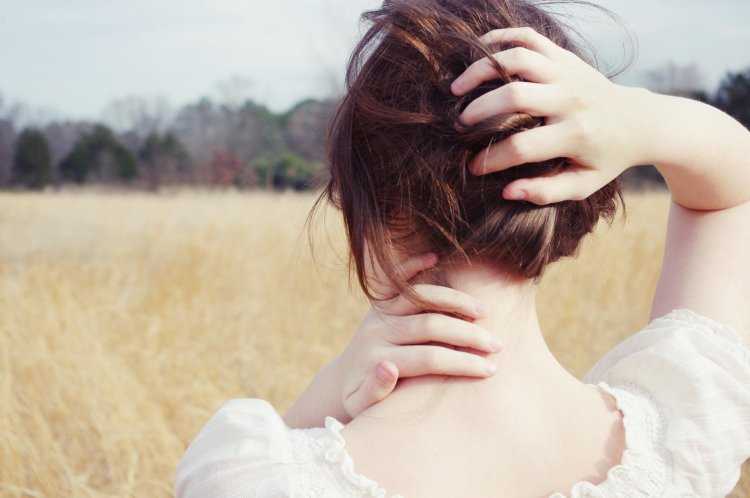 Девушка с короткими волосами сзади