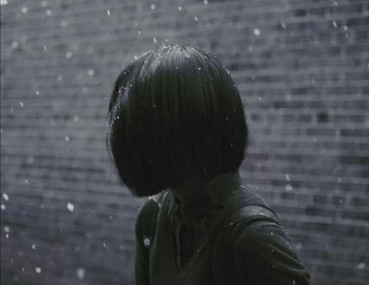 Девушка с короткими волосами зимой